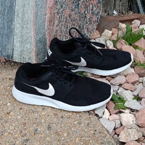 Nike roshe run black athletic sneakers workout running shoes Women's sz 7.5
